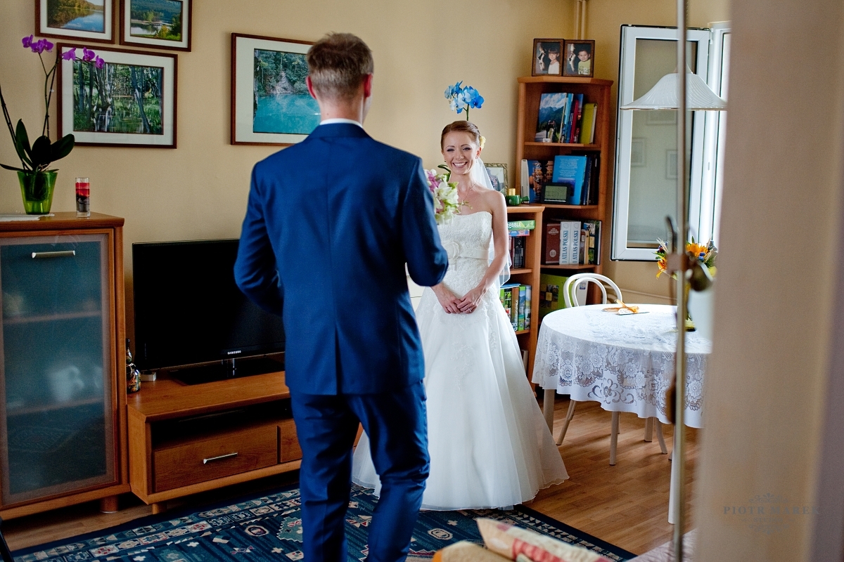 fotografia ślubna rybnik - Pan młody wręcza kwiaty pannie młodej