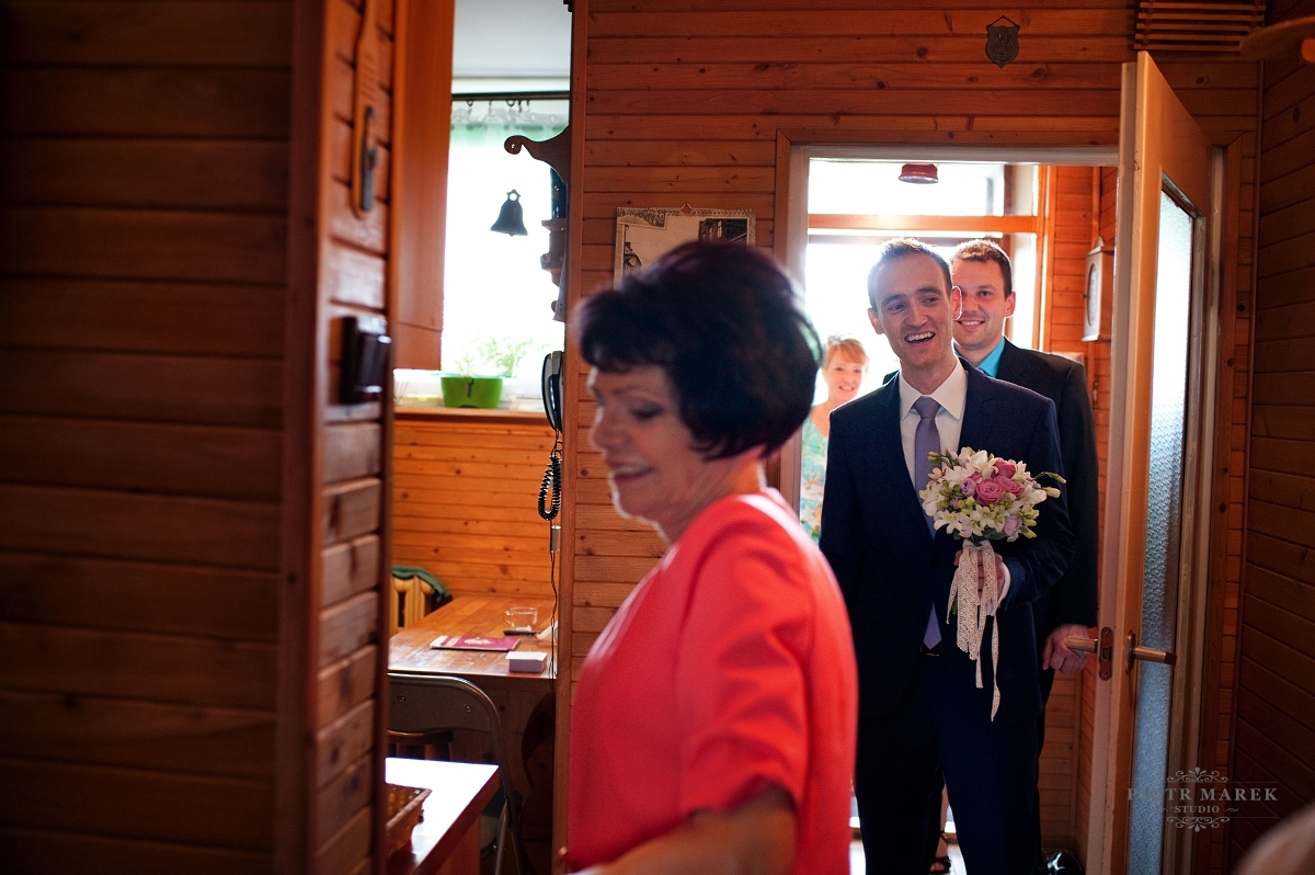 fotografia ślubna rybnik - Rodzice i przyszły mąż przybywają do domu panny mlodej