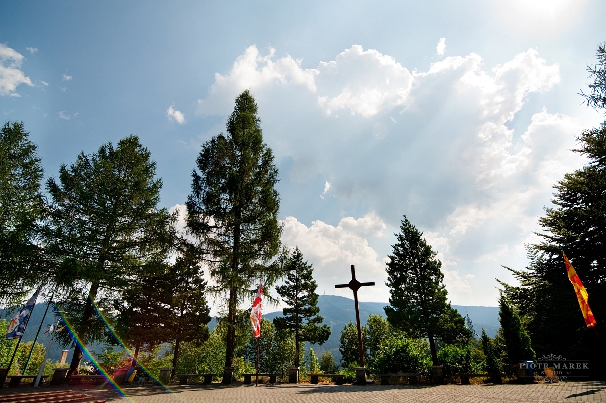 fotografia ślubna rybnik - W tle rozpościera się krajobraz gór
