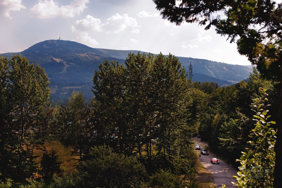 fotografia ślubna rybnik - W tle rozpościera się krajobraz gór