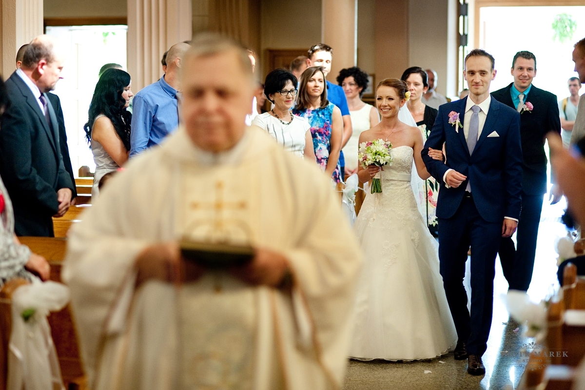 fotograf ślubny rybnik - Młoda para wchodzi do kościola