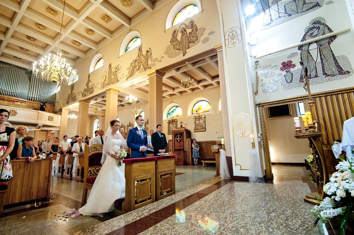fotograf ślubny rybnik
 - Młoda para stoi przed ołtarzem
