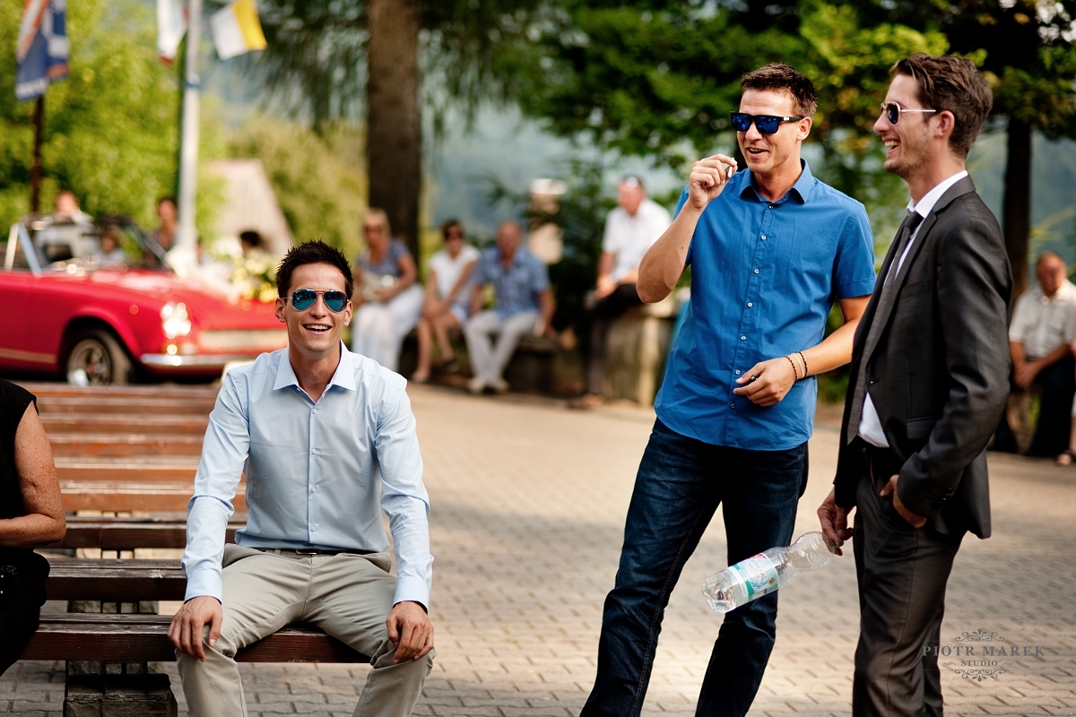 zdjęcia ślubne rybnik - Goście weselni przed kościołem