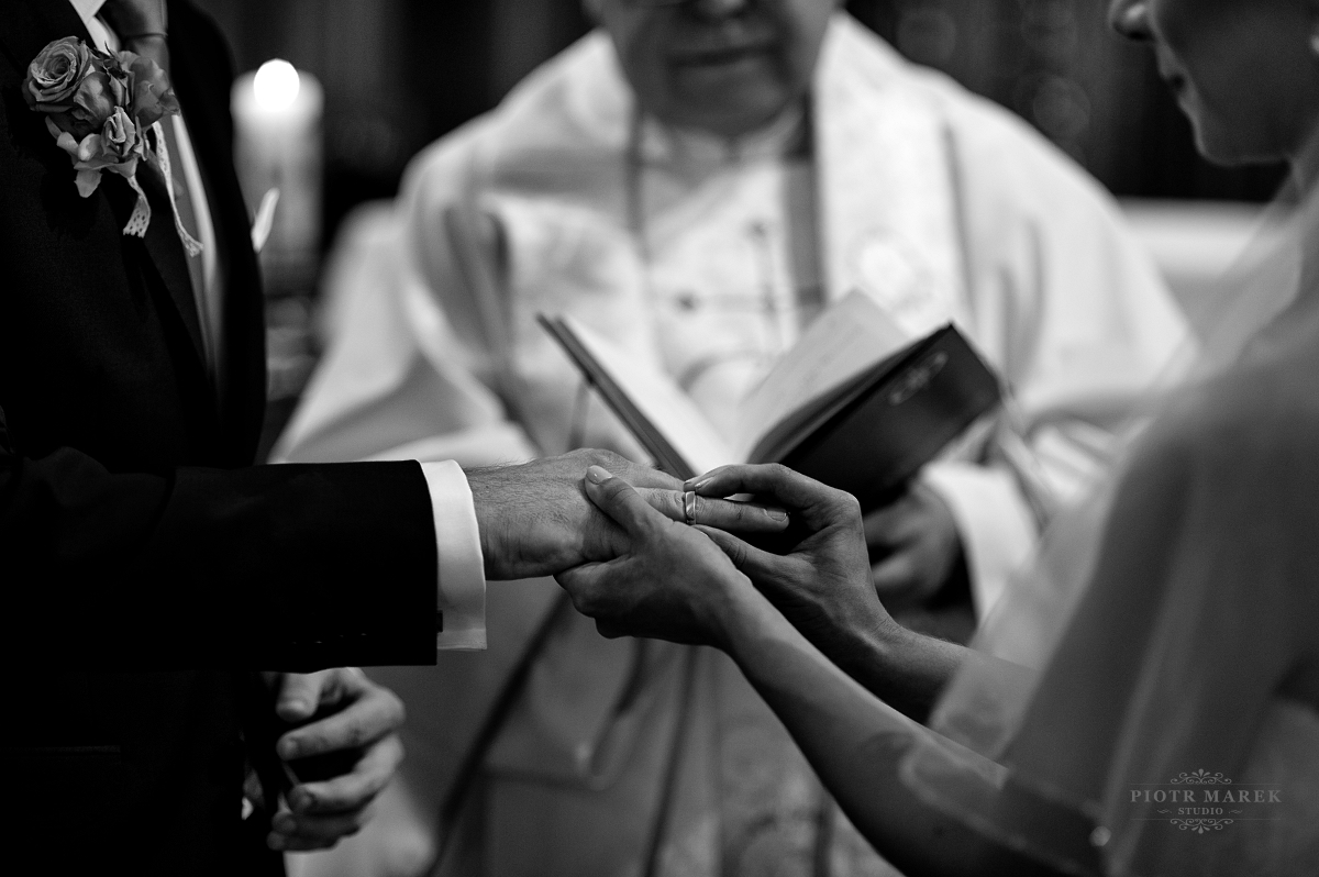 fotograf ślubny rybnik - Młoda para naklada sobie na palce obrączki