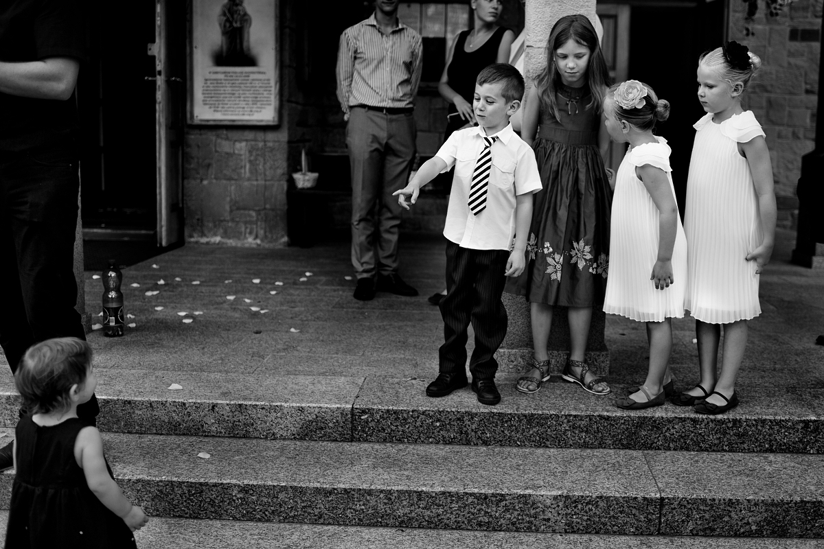 zdjęcia ślubne rybnik - Goście weselni przed kościołem