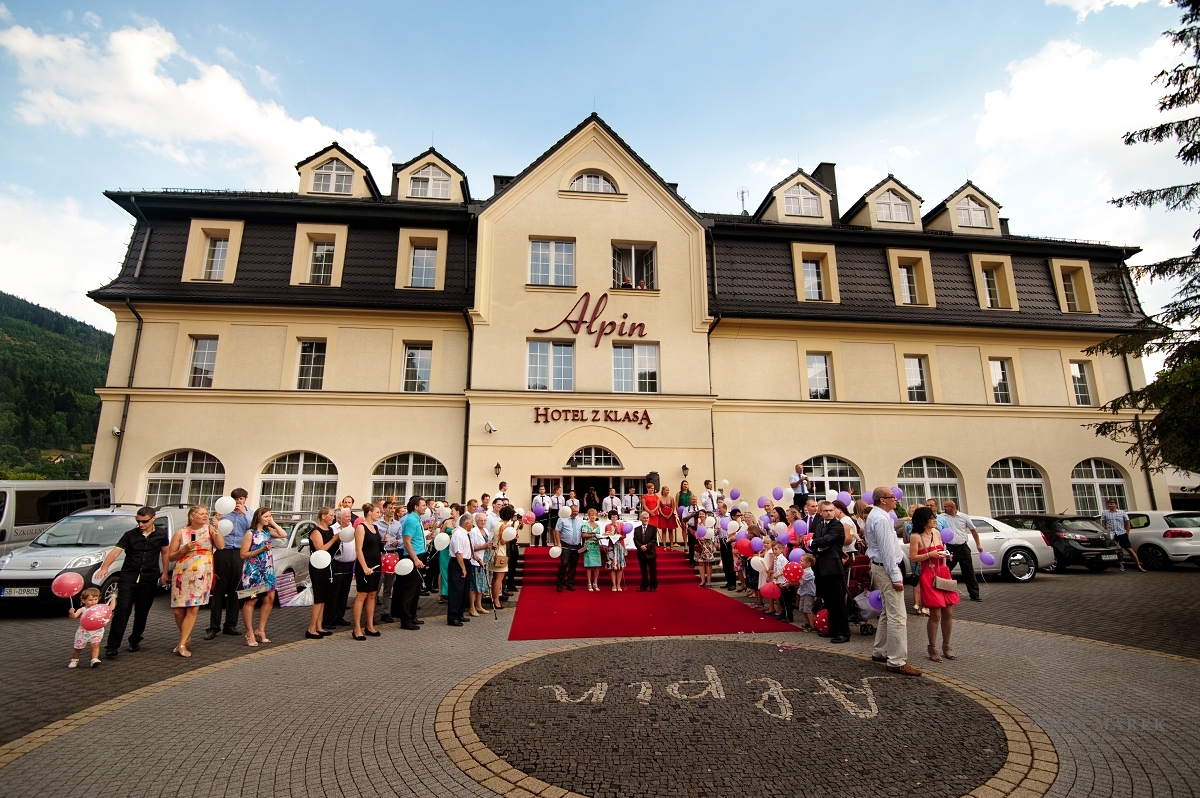 zdjęcia ślubne rybnik - Goście mile witają młodą parę