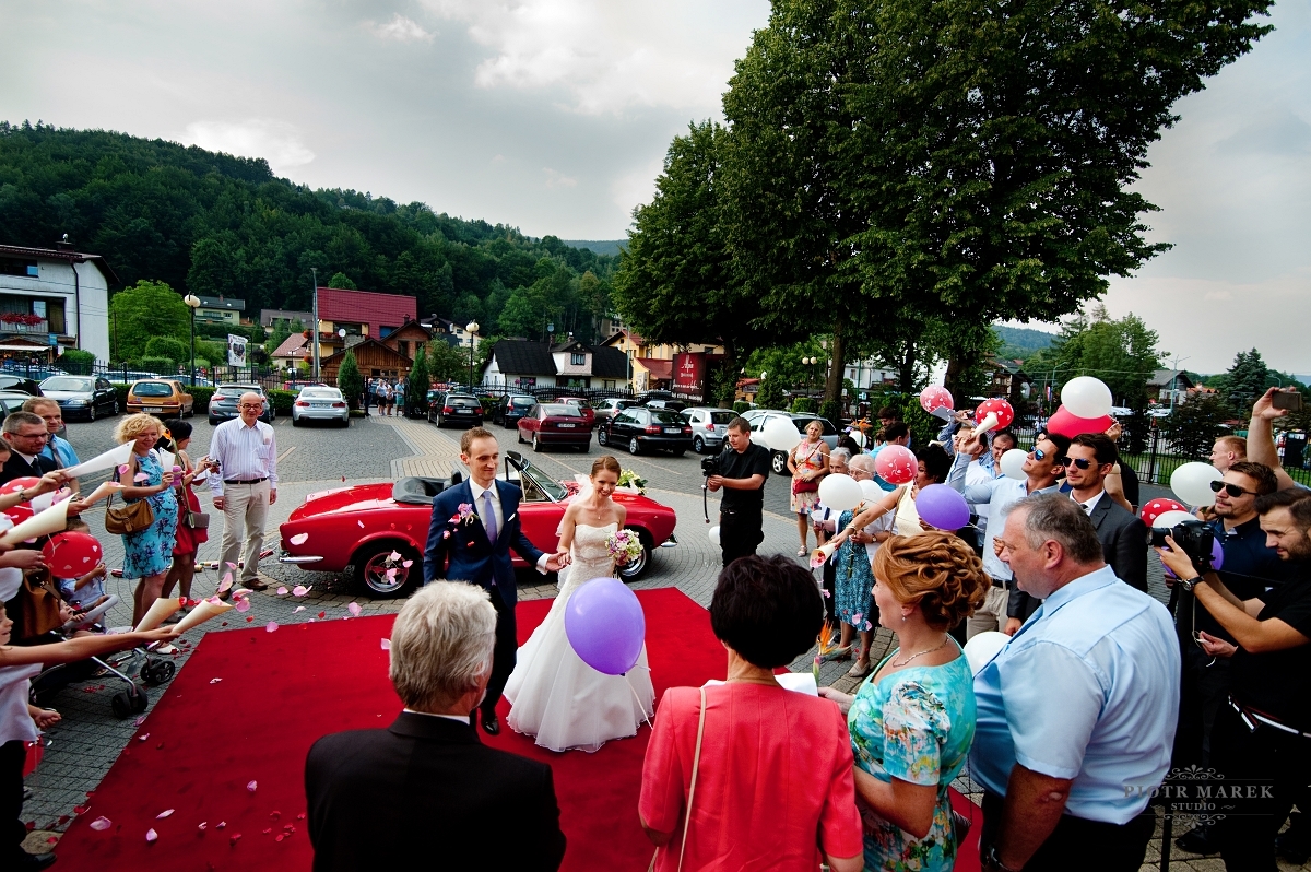 zdjęcia ślubne rybnik - Goście mile witają młodą parę