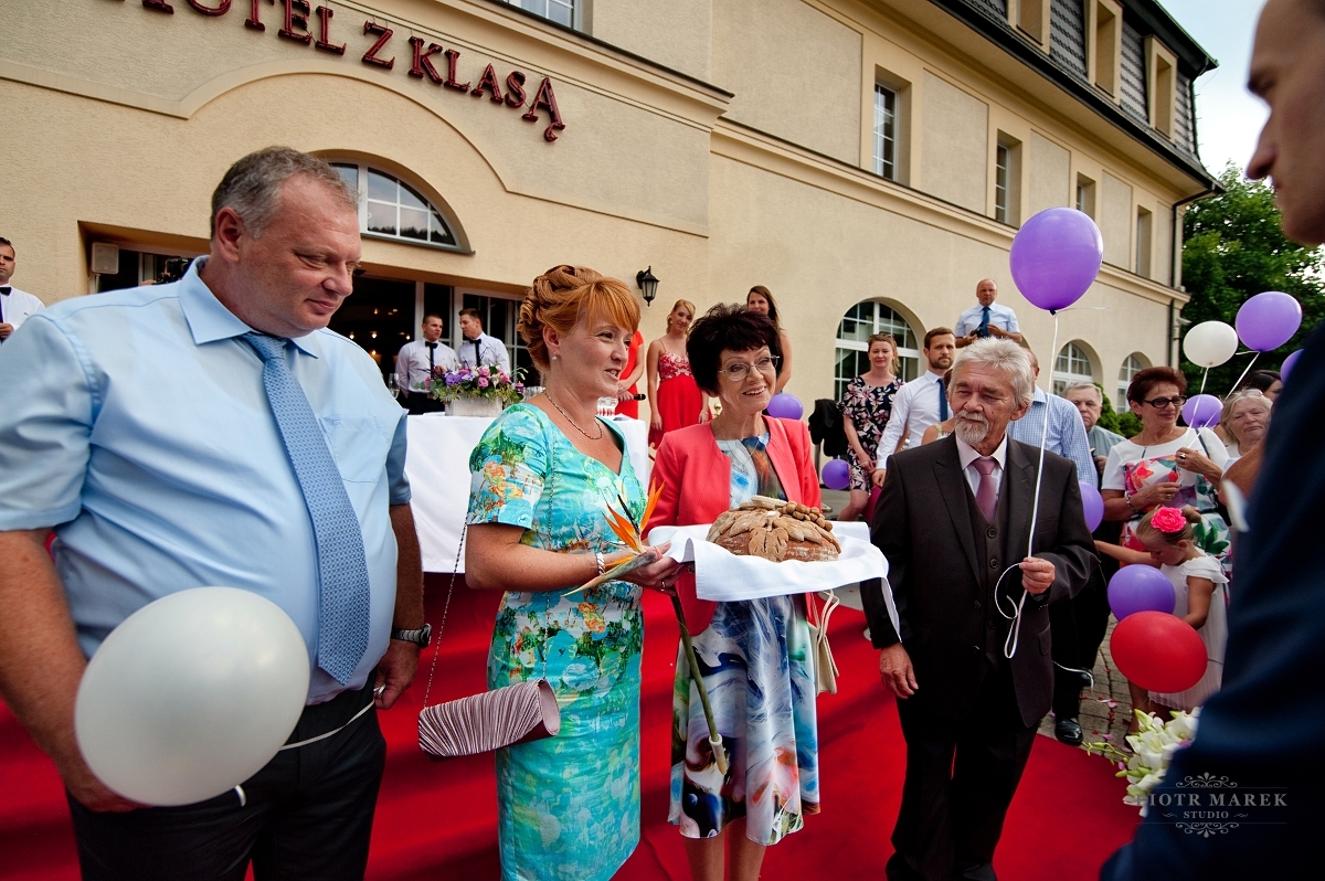 zdjęcia ślubne rybnik - Goście mile witają młodą parę