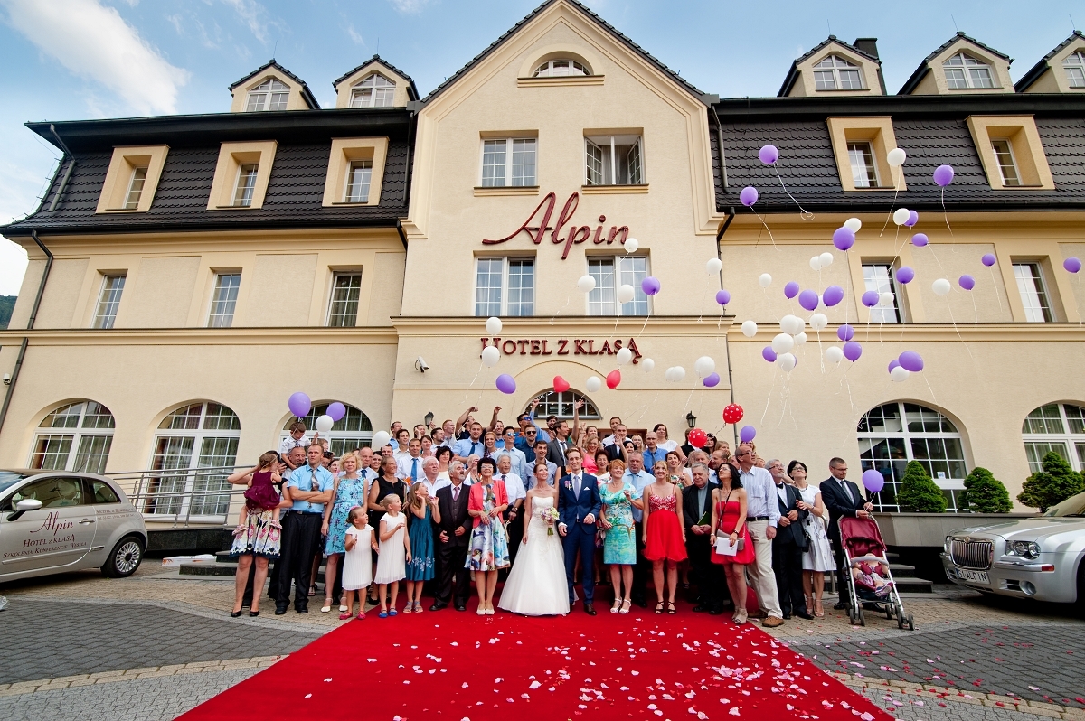 zdjęcia ślubne rybnik - Goście mile witają młodą parę